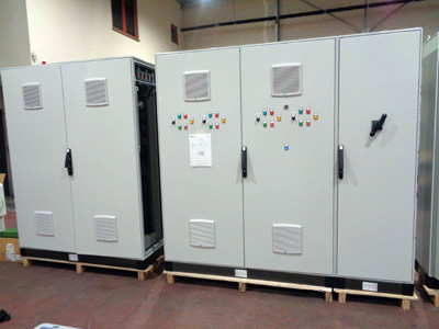 Armoire électrique avec voyants de contrôle, commutateurs tournants, appareils de mesure et grilles de ventilateur implantés en façade réalisé avec une poinçonneuse CT2  et/ou les emporte pièce Grangier