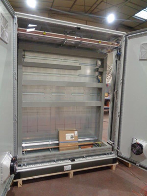 Intérieur d’une armoire électrique, avec goulottes et rails Din, fait par des équipements Coup’goulotte et  Coup’Din